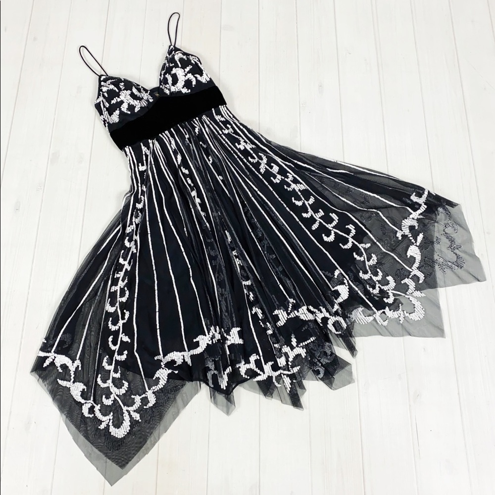 Mac Duggal black & white sequin dress size 4 NWT
